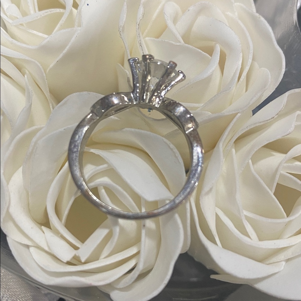 Size 8 Costume Engagement Ring - Picture 3 of 4